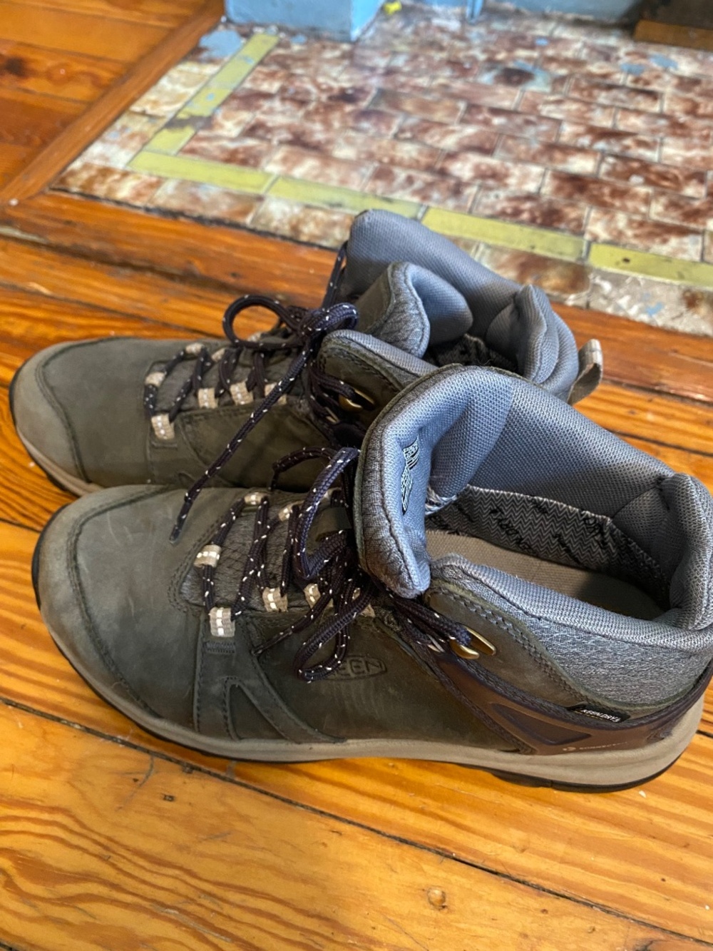Ahnu Sugarpine Women's Black Hiking Boots Waterproof Vibram Sole SIZE 8 - Picture 3 of 8